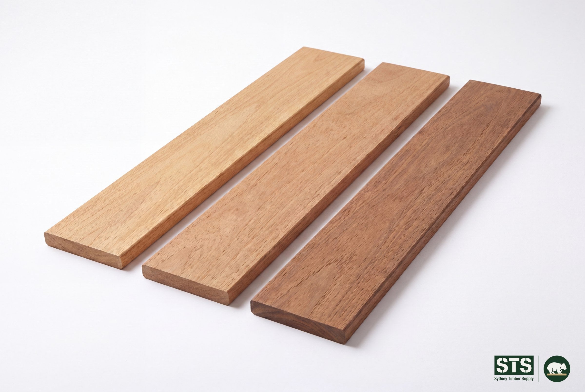Illustrative view of 140 x 19 Peninsula Blonde hardwood decking boards showing natural colour and tone variation