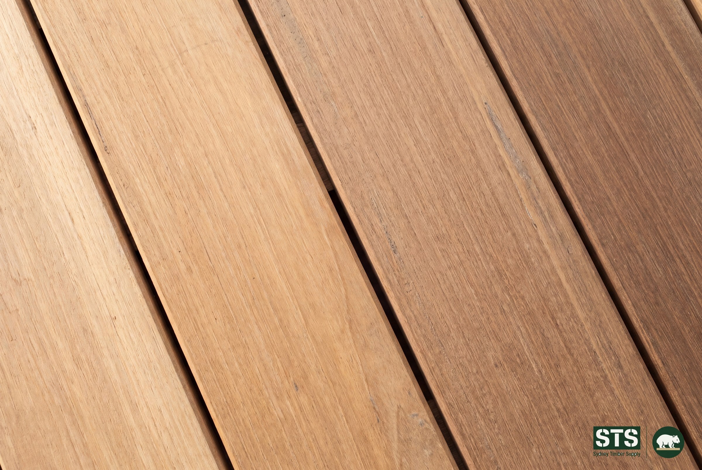 Illustrative detail of 140 x 19 Peninsula Blonde hardwood decking showing surface grain and board spacing